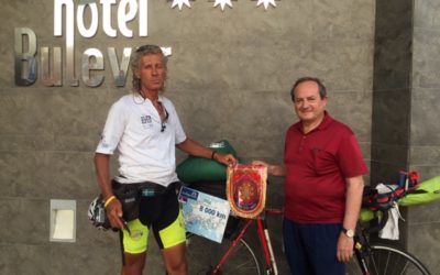 Llega a Burgos el ciclista serbio que cruza Europa con fines solidarios