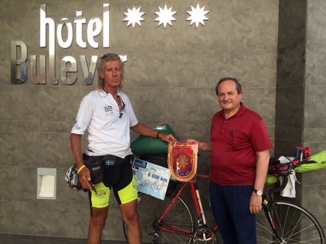 Llega a Burgos el ciclista serbio que cruza Europa con fines solidarios